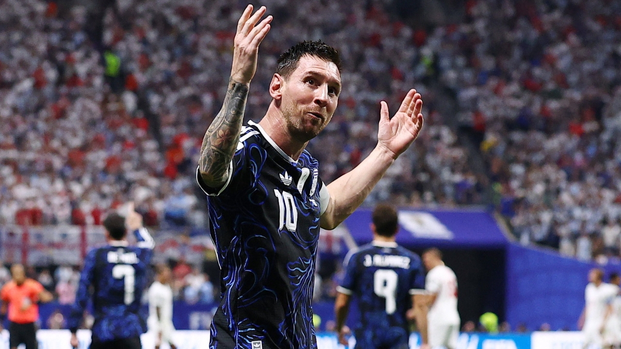 A Stone-Faced Lionel Messi Points to Reason England Lost to Argentina in 2026 World Cup Semifinal (Video)