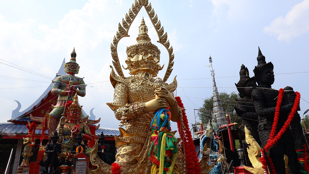 Daytime Tie - Nighttime Untie! How to Pray to Thao Wessuwan at Bang Chan Temple for Those Seeking Luck