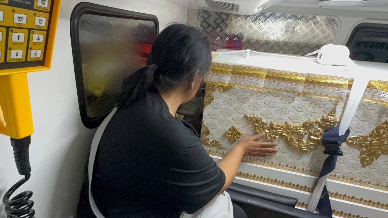 แม่ร่ำไห้รับร่าง “ส.ท.พิษณุ เหยื่อไฟไหม้โรงเบียร์ ลูบโลงศพ เอ่ยทั้งน้ำตา “กลับบ้านนะลูก”