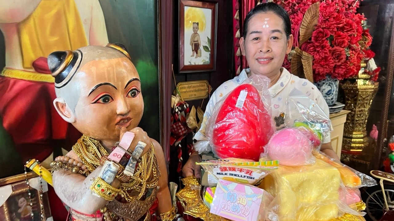 Lucky Woman Wins Lottery Three Times in a Row, Offers Over 30 Squishies in Vow Fulfillment to Ai Somchun and Finds Lucky Numbers on Firecracker