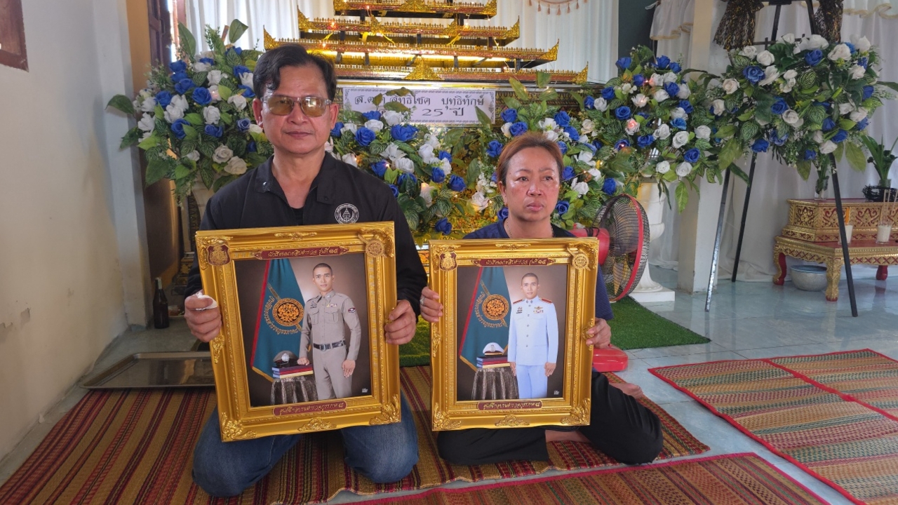 ครอบครัวรับศพ “น้องโฟล์ค” ตำรวจน้ำดีเหยื่อในกองเพลิงโรงเบียร์ลาดพร้าว