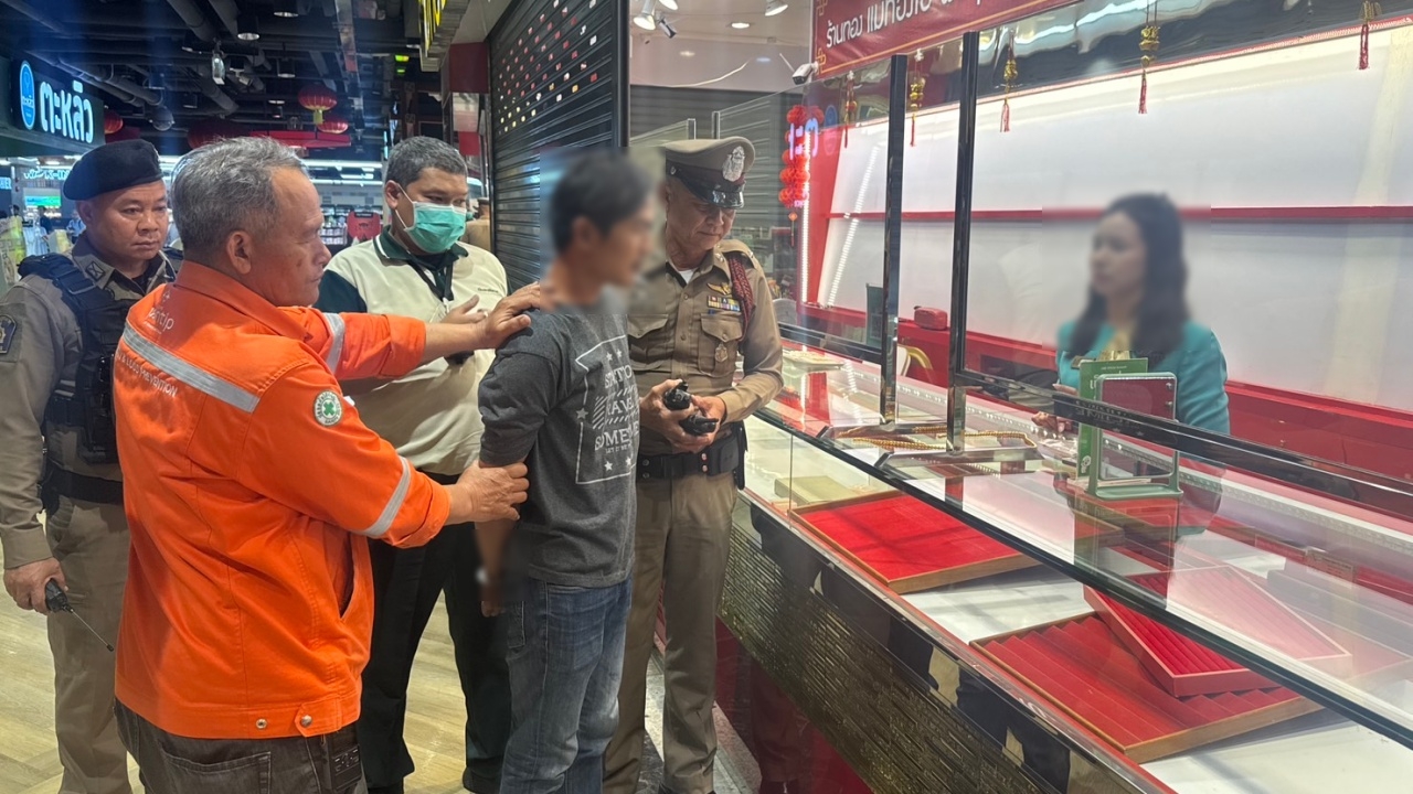 Man from Chaiyaphum Arrested for Snatching 10-Baht Gold Necklace at Ngamwongwan Mall, Claims to Fund Mothers Cancer Treatment