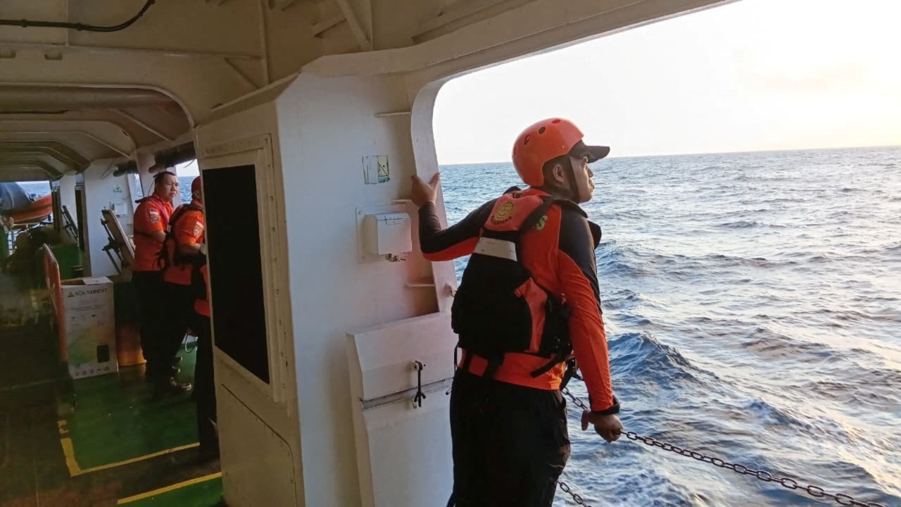 พบผู้รอดชีวิตจากเหตุเรือล่มในอินโดนีเซีย บนเกาะร้าง-ลอยคอกลางทะเล