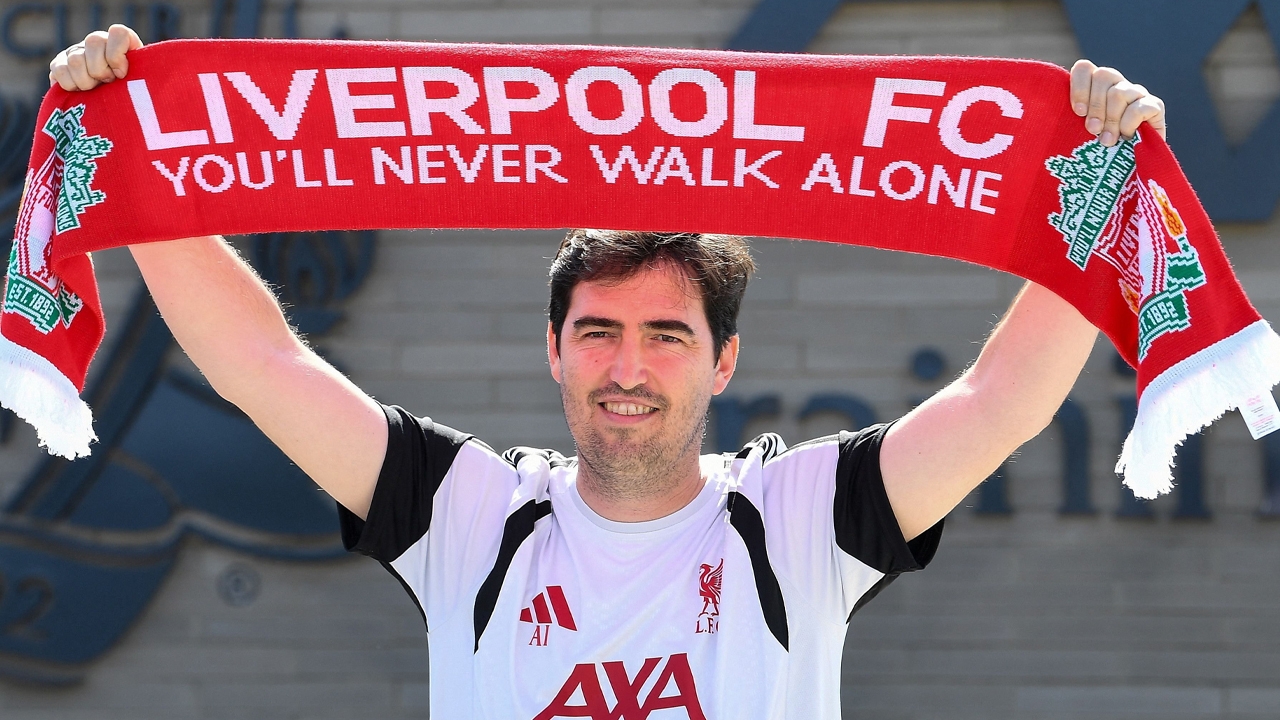 Iraola Decides Future of Two Liverpool Stars Amid Summer Transfer Rumors
