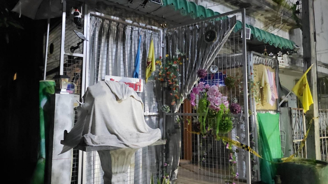 เร่งตามตัวอดีตดีเจ เจ้าของบ้าน หลังพบศพนิรนาม ตายอืดในบ้าน มีผ้าคลุมศาลพระภูมิ