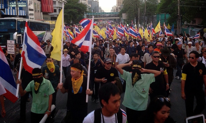 ประมวลภาพบรรยากาศการเคลื่อนขบวนผู้ชุมนุมจากเวทีสวนลุมฯ ไปแยกอุรุพงษ์