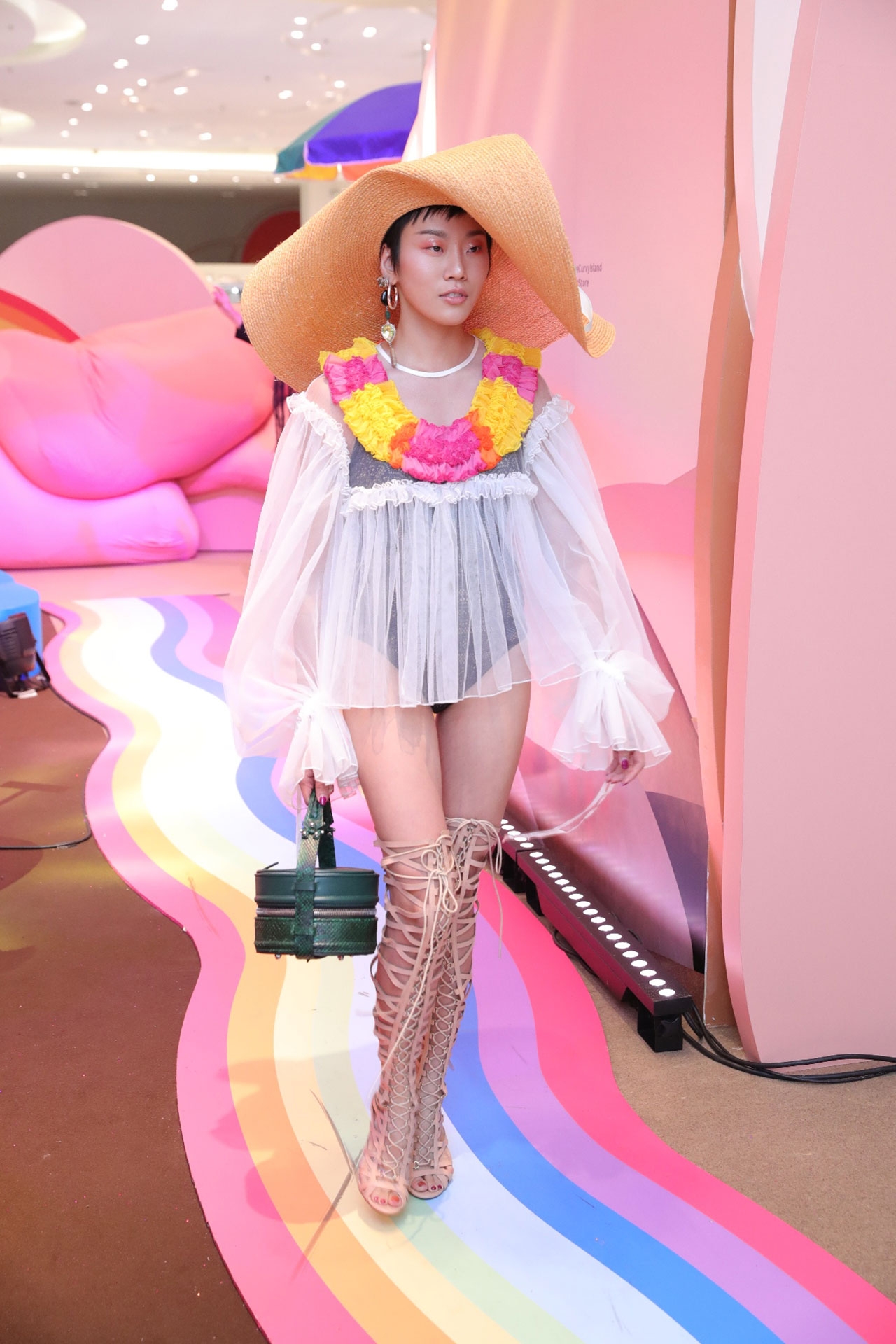 แฟชั่นโชว์ ชวนเปิดประสบการณ์ใหม่ เกาะใจกลางห้างฯ