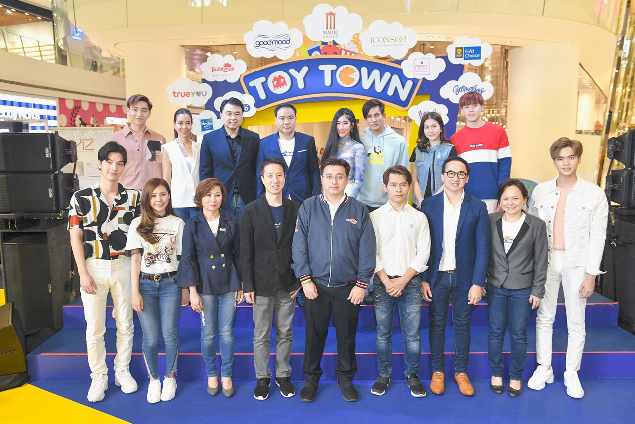 ผู้บริหาร คณะทำงาน และเซเลบริตี้ชื่อดังที่ให้เกียรติมาร่วมงานถ่ายภาพเป็นที่ระลึก