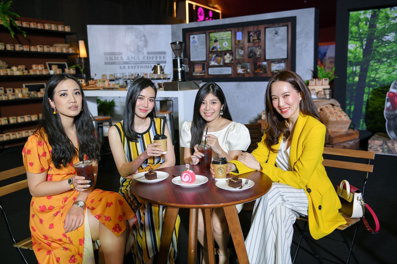 4 สาวเซเลบริตี้ร่วมแชร์แรงบันดาลใจเรื่องความพอเพียง ภายใต้บรรยากาศร้าน Akha Ama Living Factory ที่จำลองมาจากจังหวัดเชียงใหม่