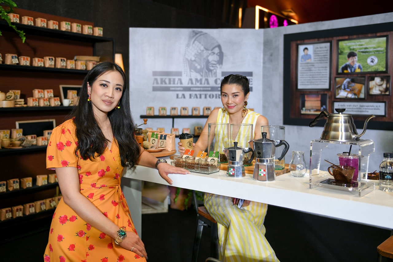 ภาวดี อิศรางกูร ณ อยุธยา และ นวัสนันท์ มุกดาพิทักษ์ ร่วมดื่มด่ำไปกับบรรยากาศร้าน Akha Ama Living Factory ที่จำลองมาจากจังหวัดเชียงใหม่