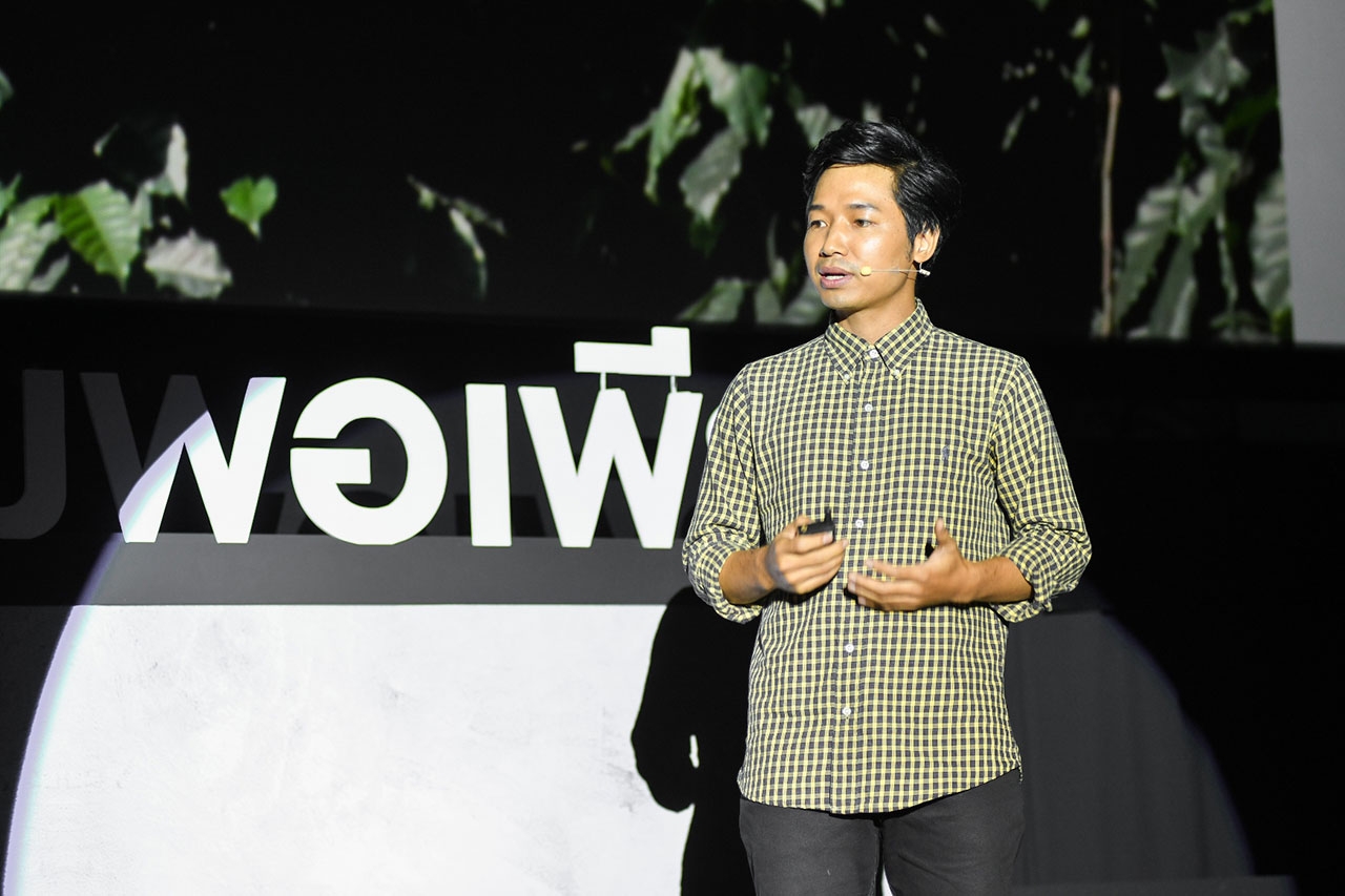 ลี-อายุ จือปา นำปรัชญาเศรษฐกิจพอเพียงพูดบนเวทีเพื่อสร้างแรงบันดาลใจ