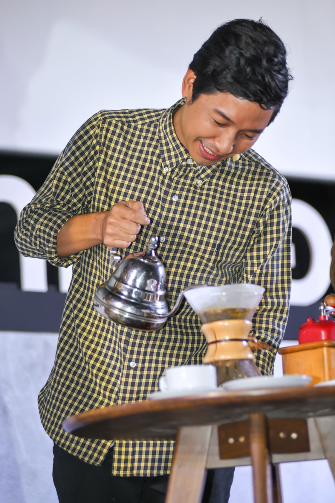 ลี-อายุ จือปา สาธิตการชงกาแฟฟิลเตอร์ หรือกาแฟดริป ให้แขกผู้มีเกียรติในงานได้ชม