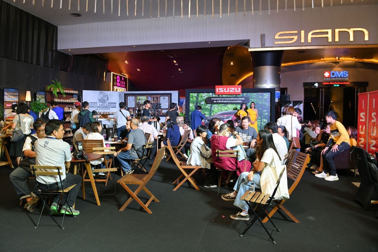 แขกผู้มีเกียรติ และสื่อมวลชนที่มาร่วมงาน ร่วมดื่มด่ำจิบกาแฟในร้าน Akha Ama Living Factory ที่จำลองมาจากจังหวัดเชียงใหม่