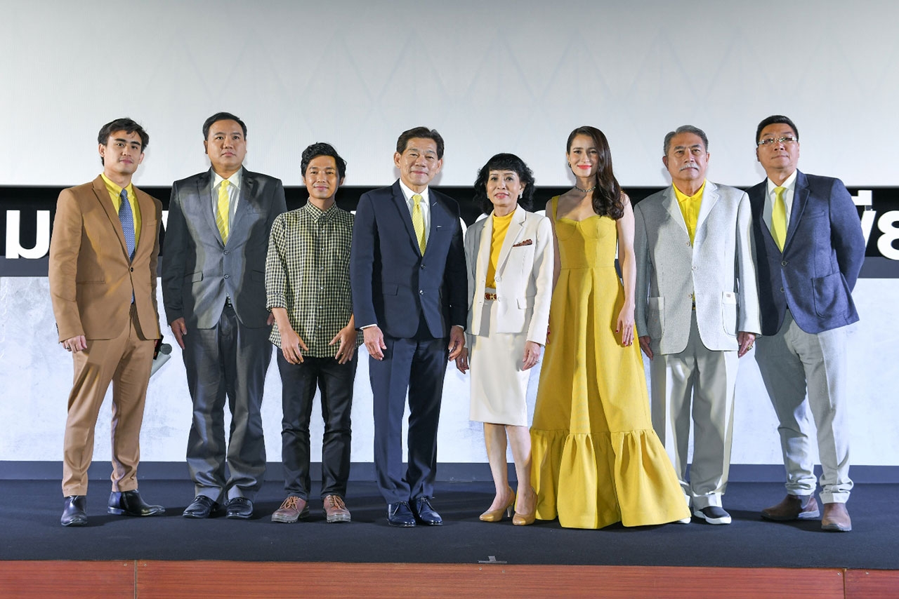 ผู้บริหารเมเจอร์ และอีซูซุ พร้อมด้วยแอน ทองประสม และ ลี-อายุ จือปา ถ่ายภาพร่วมกันบนเวที