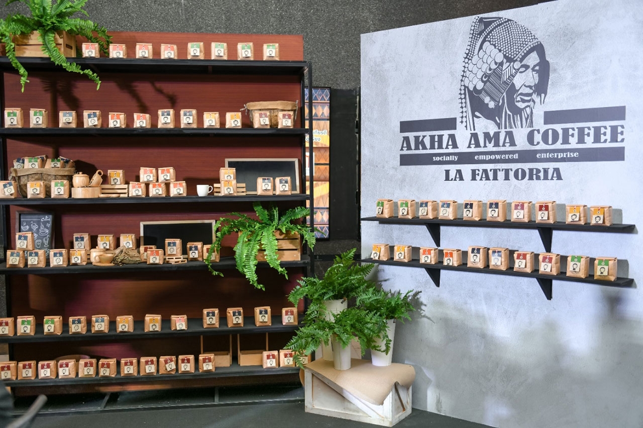 มุมจัดแสดงผลิตภัณฑ์เมล็ดกาแฟอาข่า อ่ามา ภายในร้าน Akha Ama Living Factory ที่จำลองมาจากจังหวัดเชียงใหม่