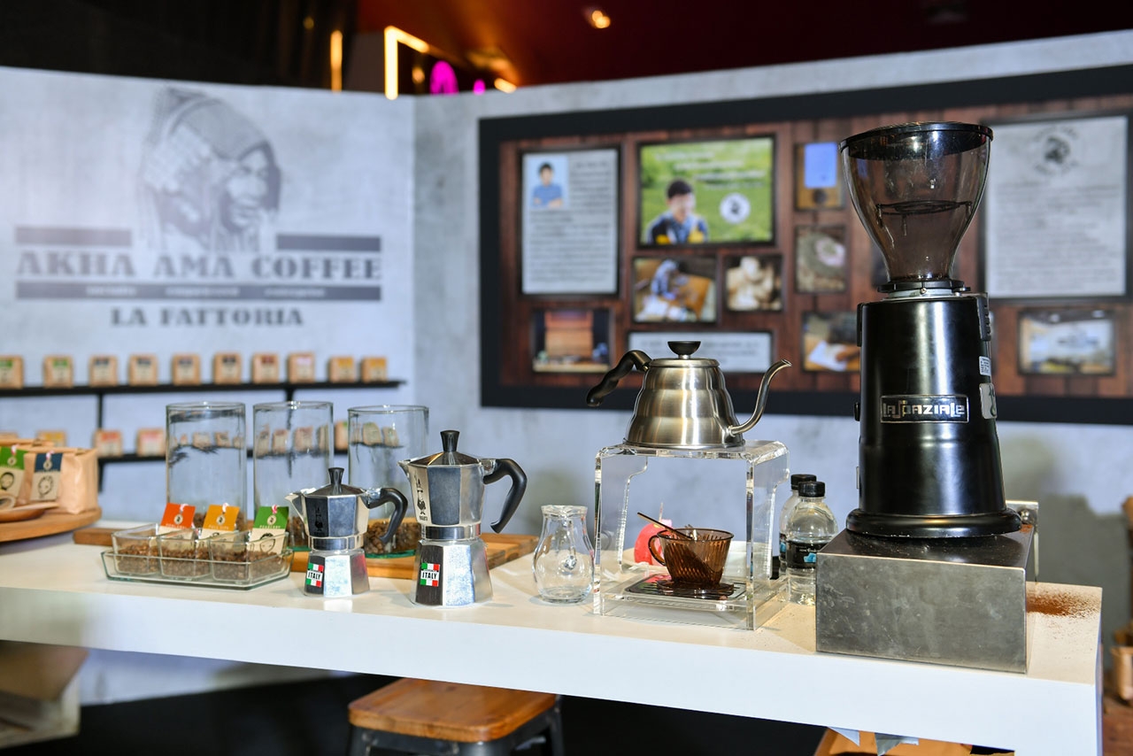 บรรยากาศร้าน Akha Ama Living Factory ที่จำลองมาจากจังหวัดเชียงใหม่