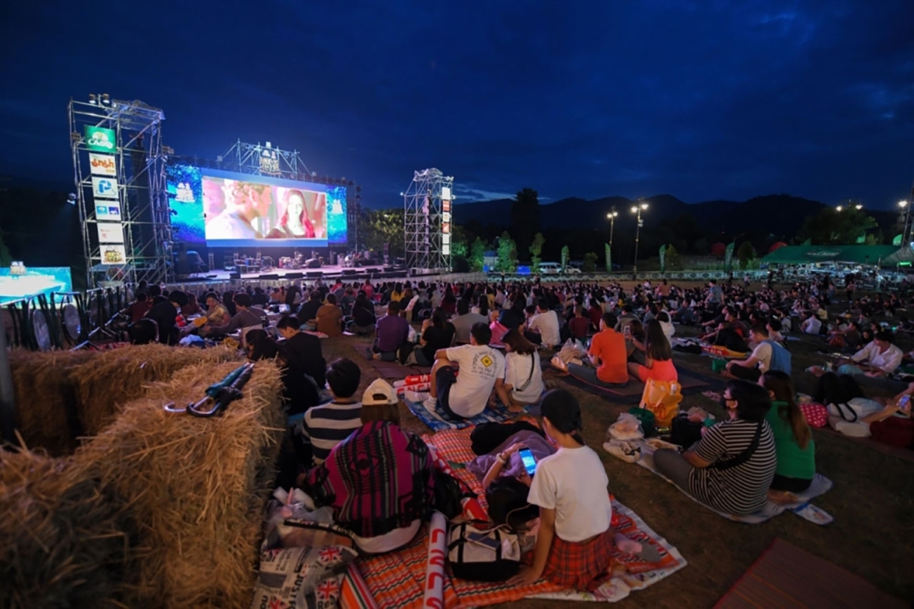 ช่วงเวลาแห่งความบันเทิงของคอหนังกับการชมภาพยนตร์ฟอร์มยักษ์ผ่านจอ LED ขนาดใหญ่ ท่ามกลาง บรรยากาศที่โอบล้อมไปด้วยขุนเขา