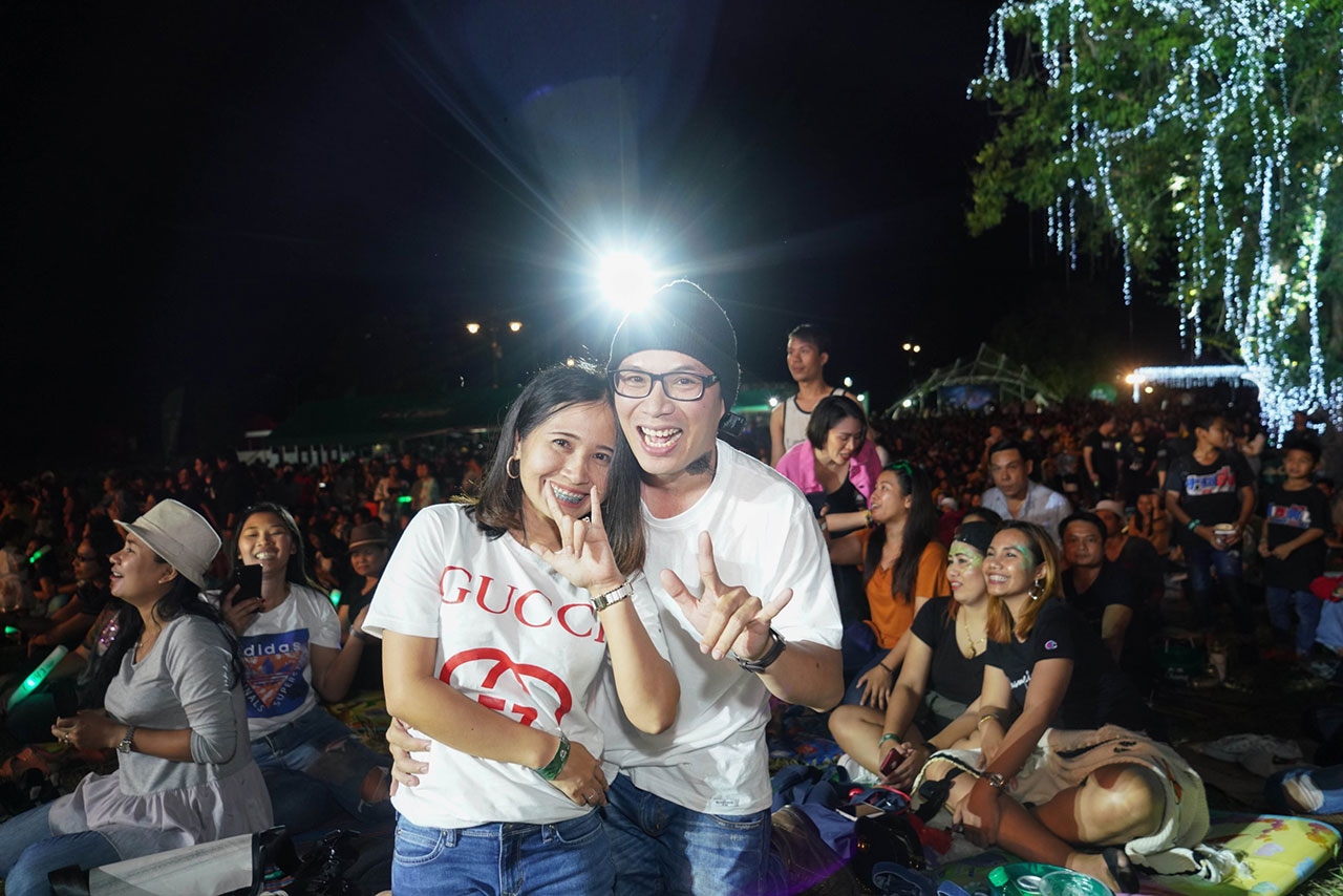 ในช่วงที่หนุ่มโอม วงค็อกเทล ร้องเพลง “คู่ชีวิต” ก็มีโมเมนต์น่าประทับใจเกิดขึ้นเมื่อครูหนุ่มจากสระบุรี คุกเข่าขอแฟนสาวแต่งงาน