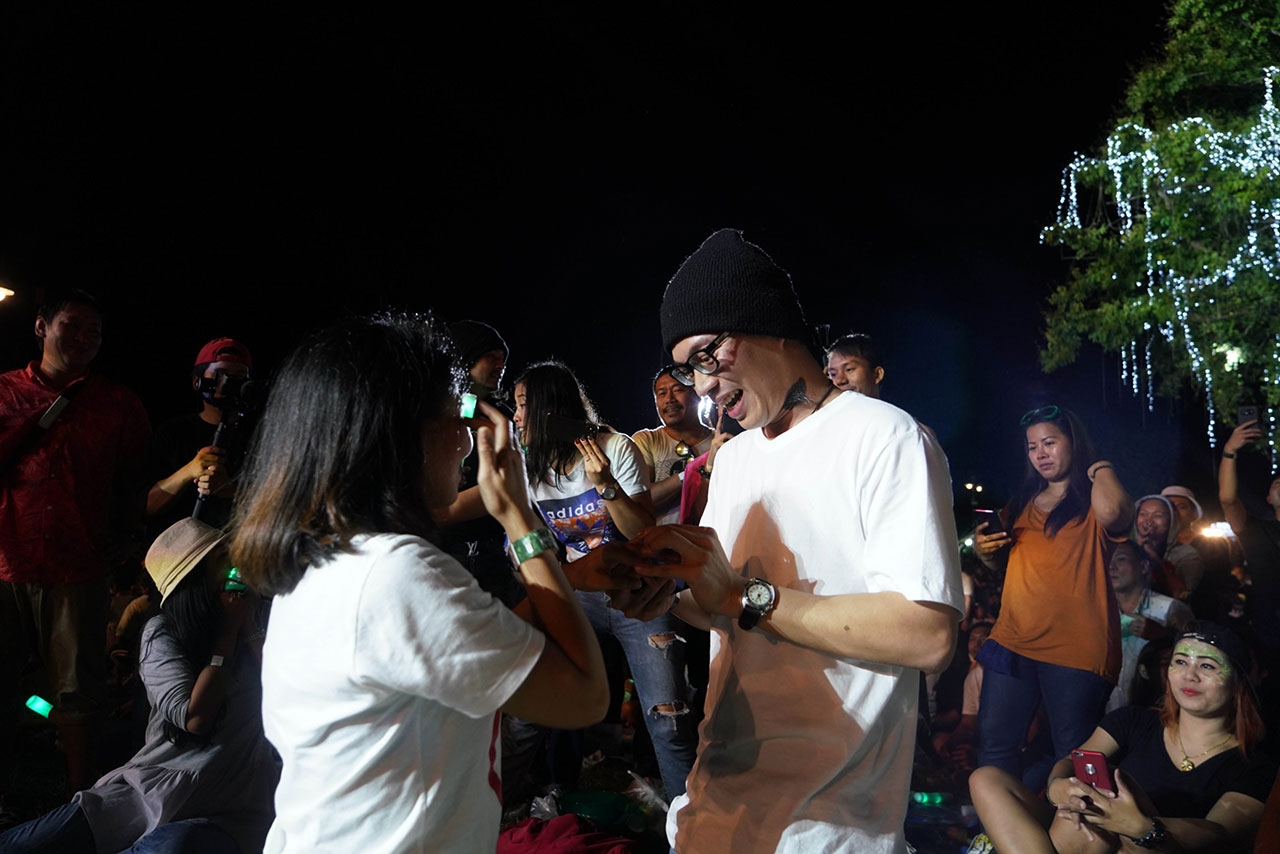 ในช่วงที่หนุ่มโอม วงค็อกเทล ร้องเพลง “คู่ชีวิต” ก็มีโมเมนต์น่าประทับใจเกิดขึ้นเมื่อครูหนุ่มจากสระบุรี คุกเข่าขอแฟนสาวแต่งงาน