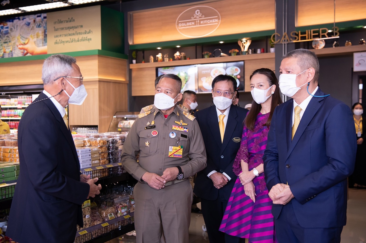 (ภาพจากซ้ายไปขวา) นายบุญชัย แสงจันทร์, ราชเลขานุการในพระองค์พระบาทสมเด็จพระเจ้าอยู่หัว (พลอากาศเอกสถิตย์พงษ์ สุขวิมล), นายวิชัย ชาญสาคร, นางนวลพรรณ ล่ำซำ และ นายพิพิธ พิชัยศรทัต 