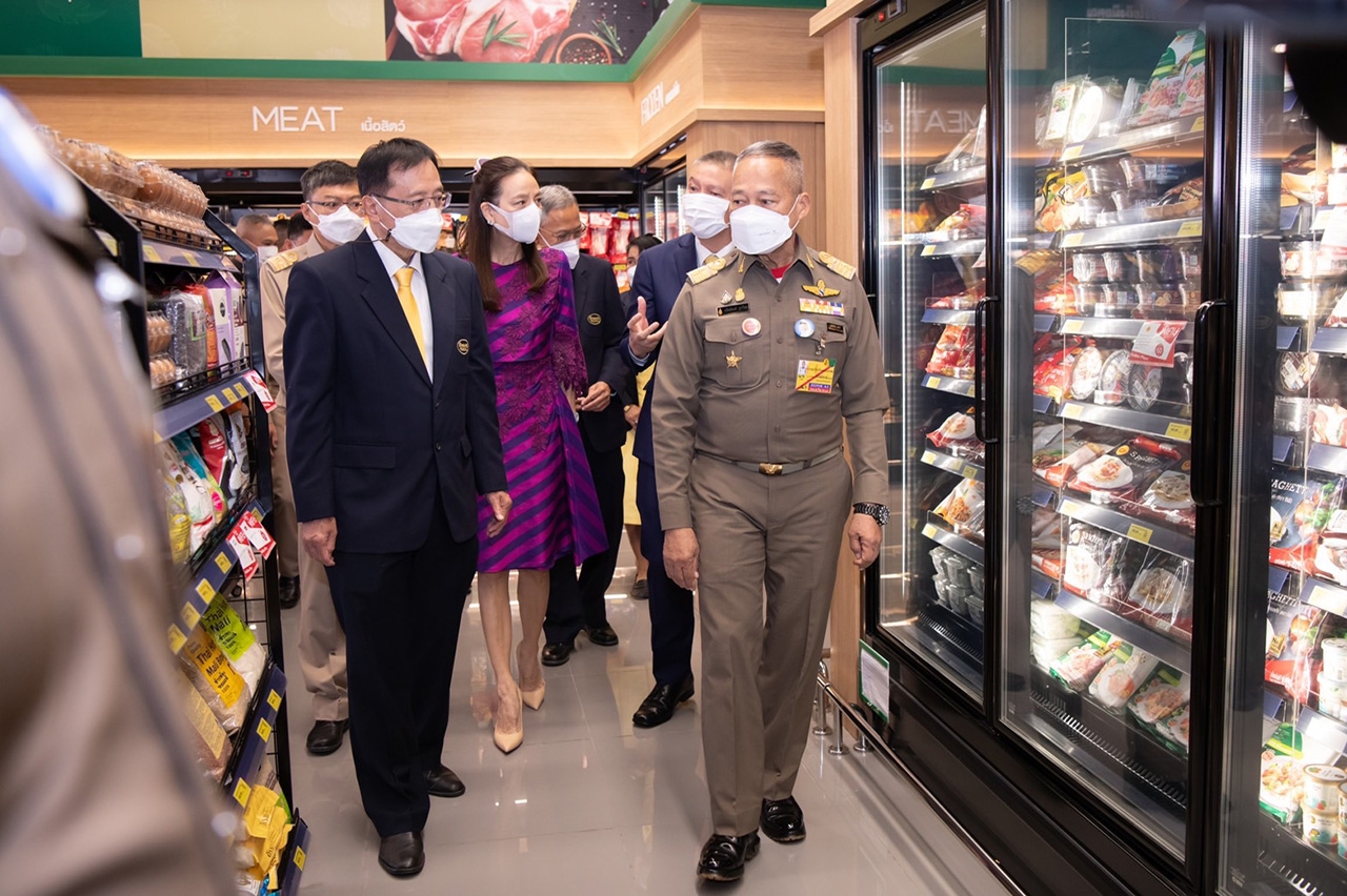 (ภาพจากซ้ายไปขวา) นายวิชัย ชาญสาคร, นางนวลพรรณ ล่ำซำ, นายบุญชัย แสงจันทร์, นายพิพิธ พิชัยศรทัต, และ ราชเลขานุการในพระองค์พระบาทสมเด็จพระเจ้าอยู่หัว (พลอากาศเอกสถิตย์พงษ์ สุขวิมล)